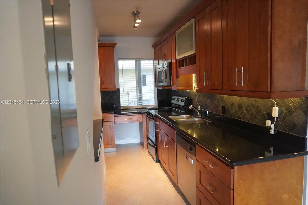 2880 Pine Tree Dr - Photo 1