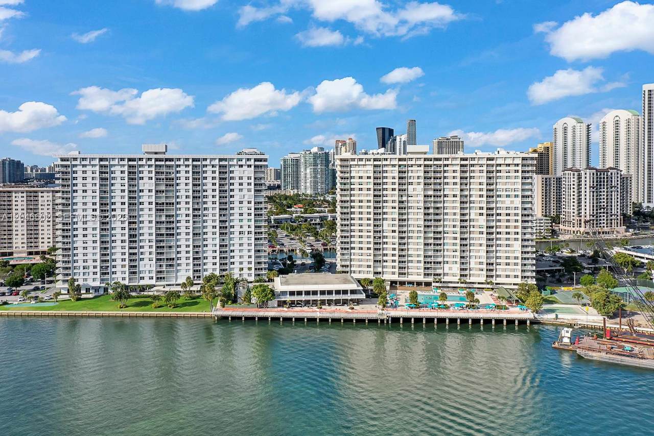 300 Bayview Dr - Photo 1
