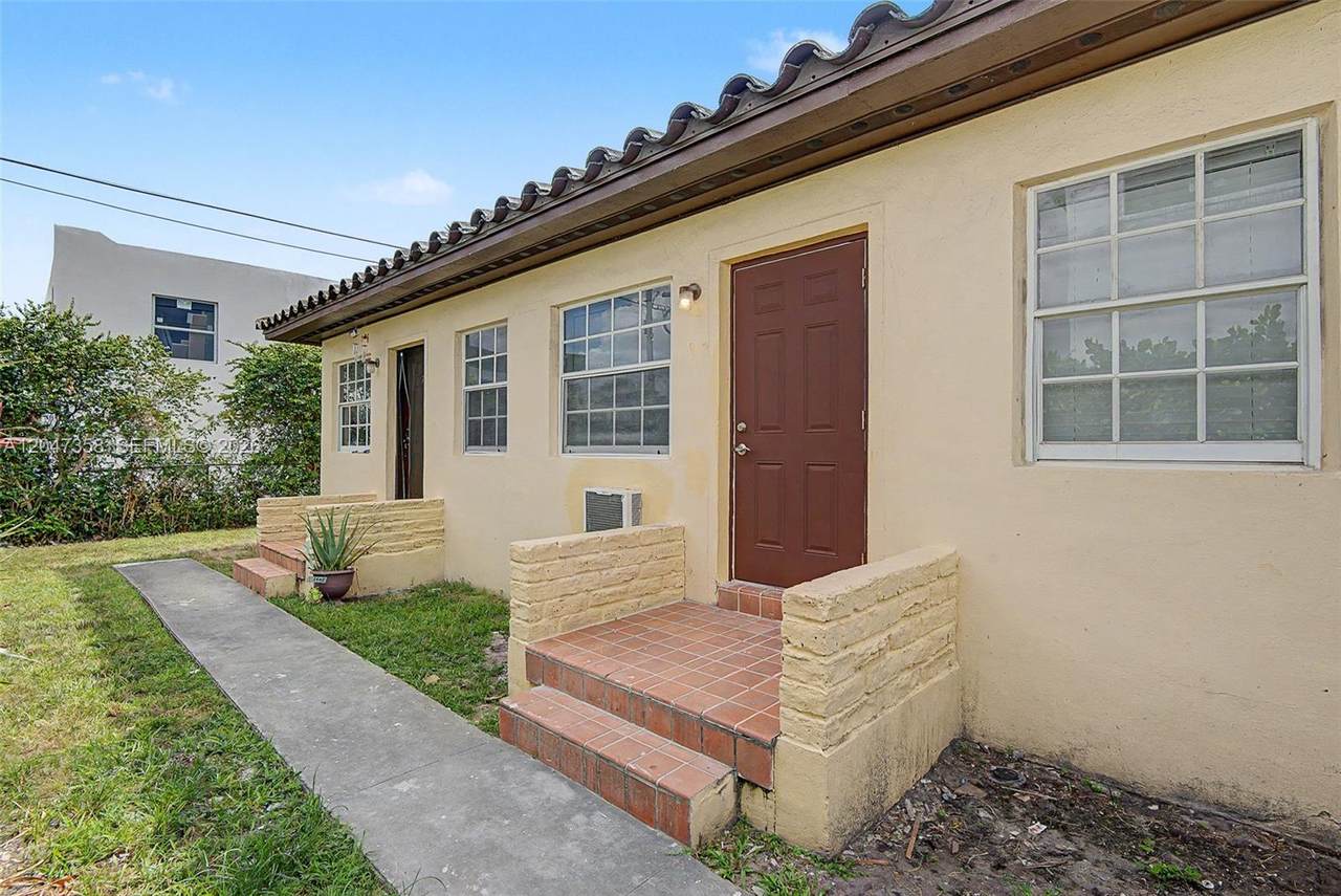 1021 3rd St - Photo 1