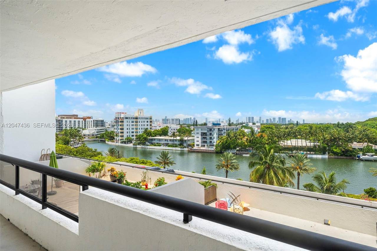 2555 Collins Ave - Photo 1