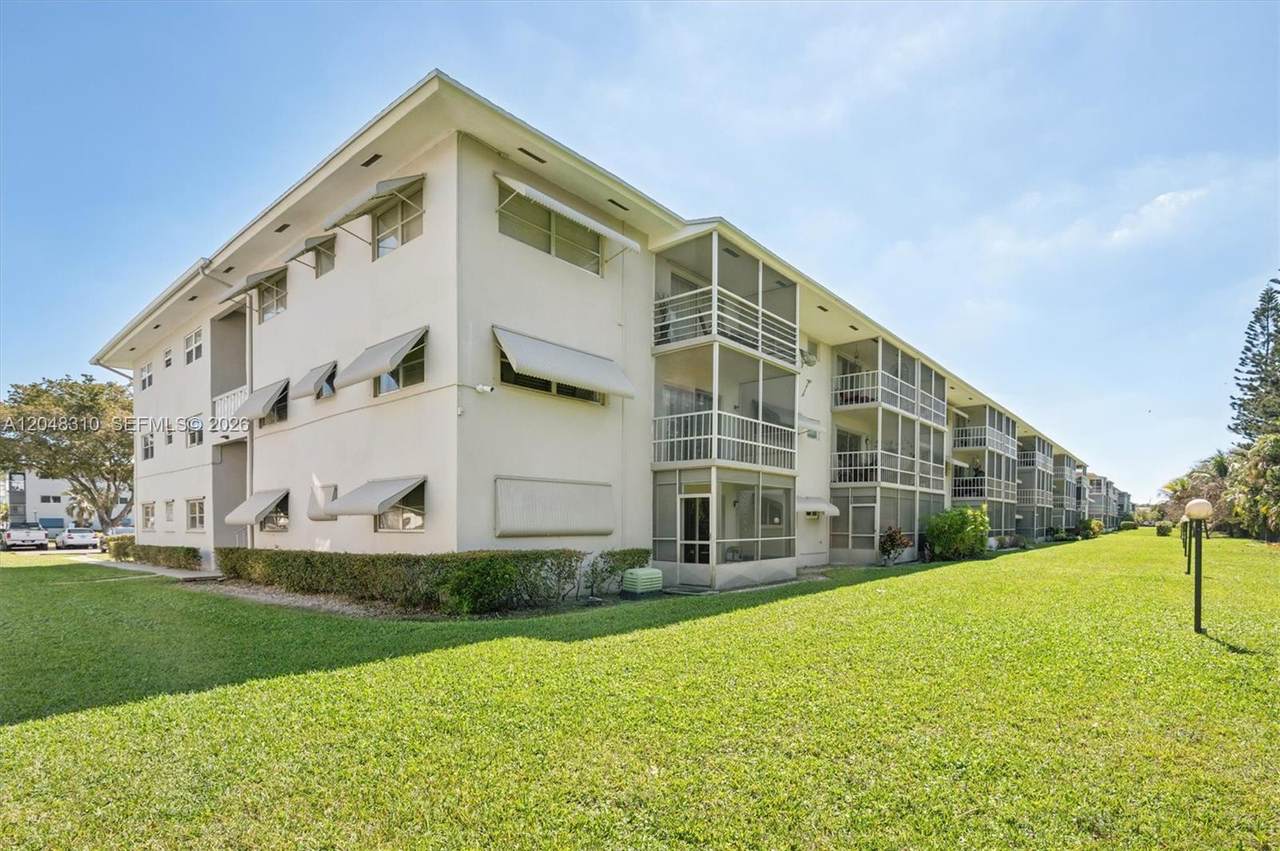 1000 Hillcrest Ct - Photo 1
