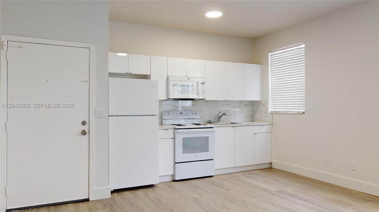 828 Pennsylvania Ave - Photo 1