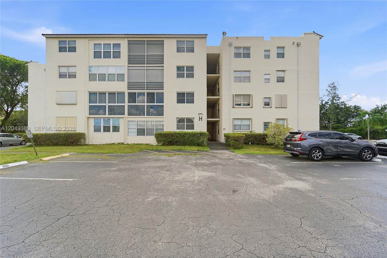 2871 Somerset Dr - Photo 1