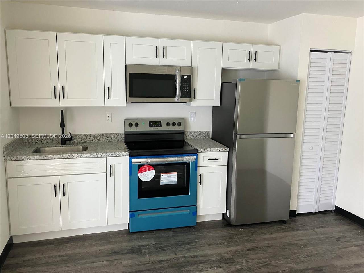 467 8th St - Photo 1