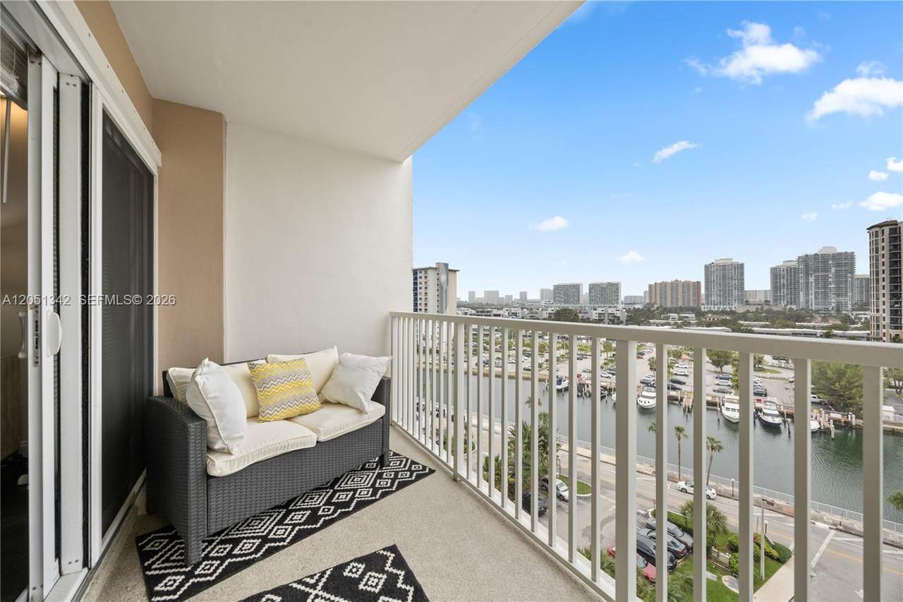 300 Bayview Dr - Photo 1