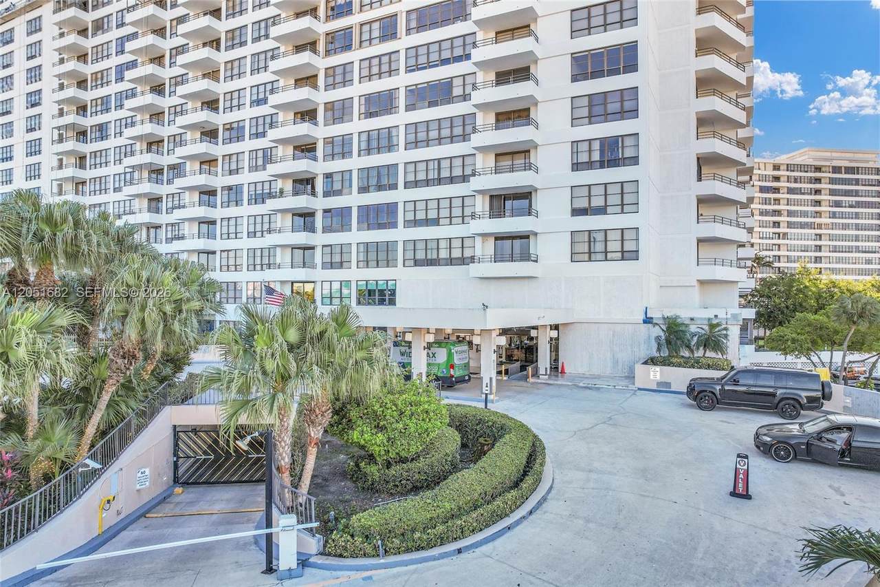 2500 Parkview Dr - Photo 1