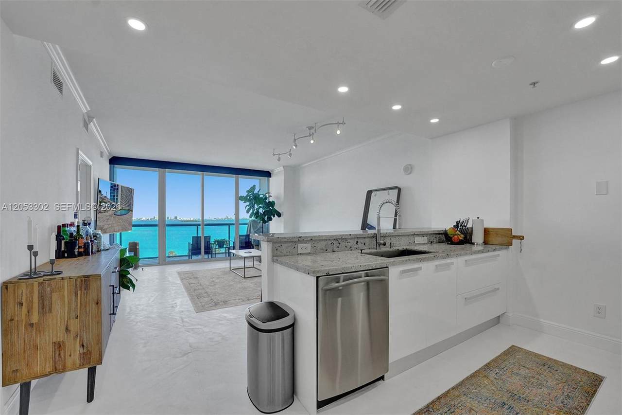 601 36th St - Photo 1