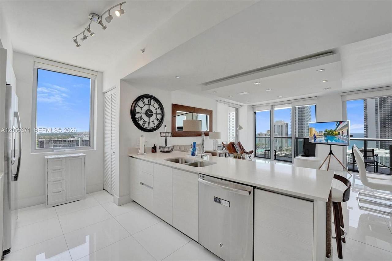2600 Hallandale Beach Blvd - Photo 1