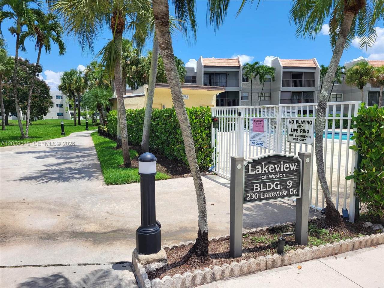 230 Lakeview Dr - Photo 1