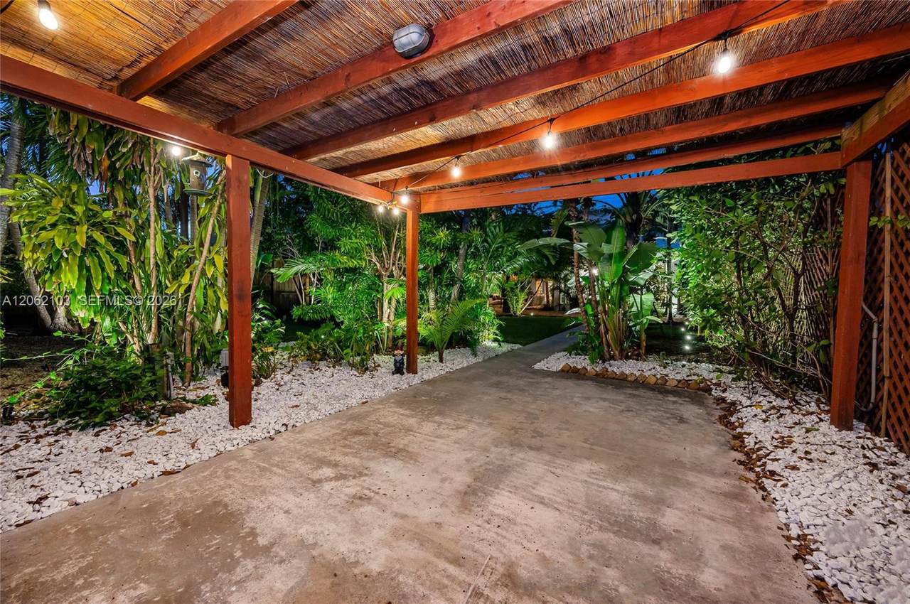 https://bt-photos.global.ssl.fastly.net/miami/1280_boomver_1_A12062103-2.jpg