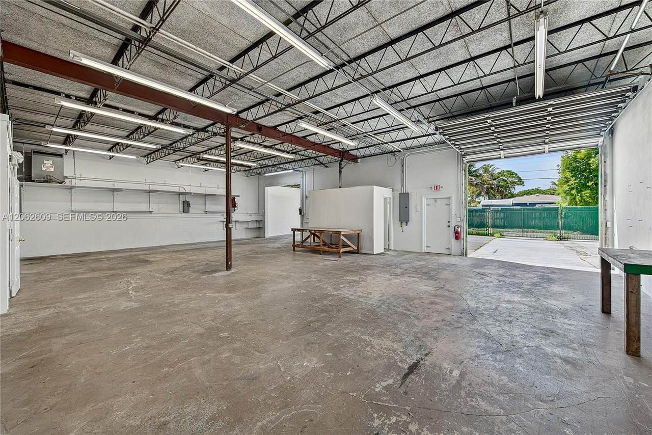 950 40th Ct - Photo 1