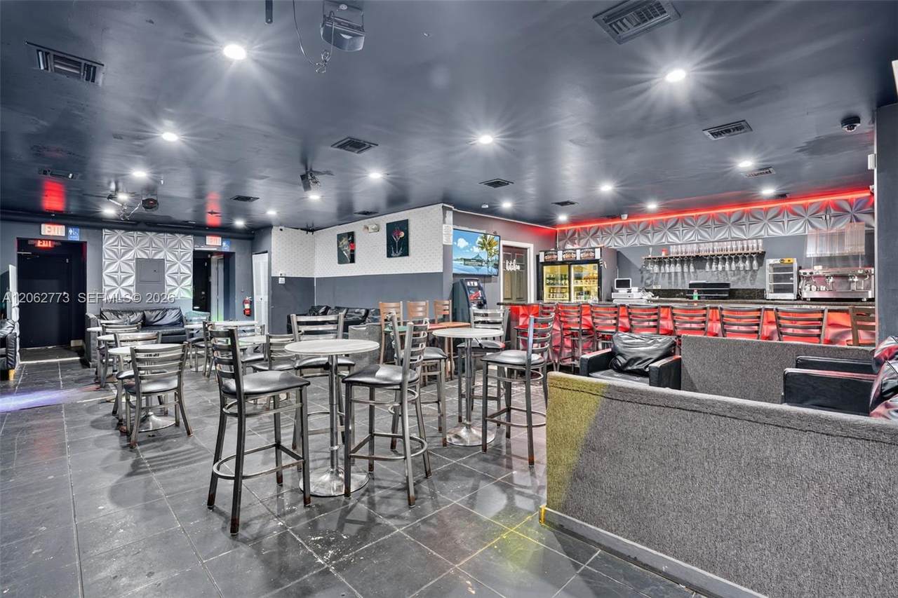 Cafeteria & Sports Bar For Sale In Hialeah - Photo 1