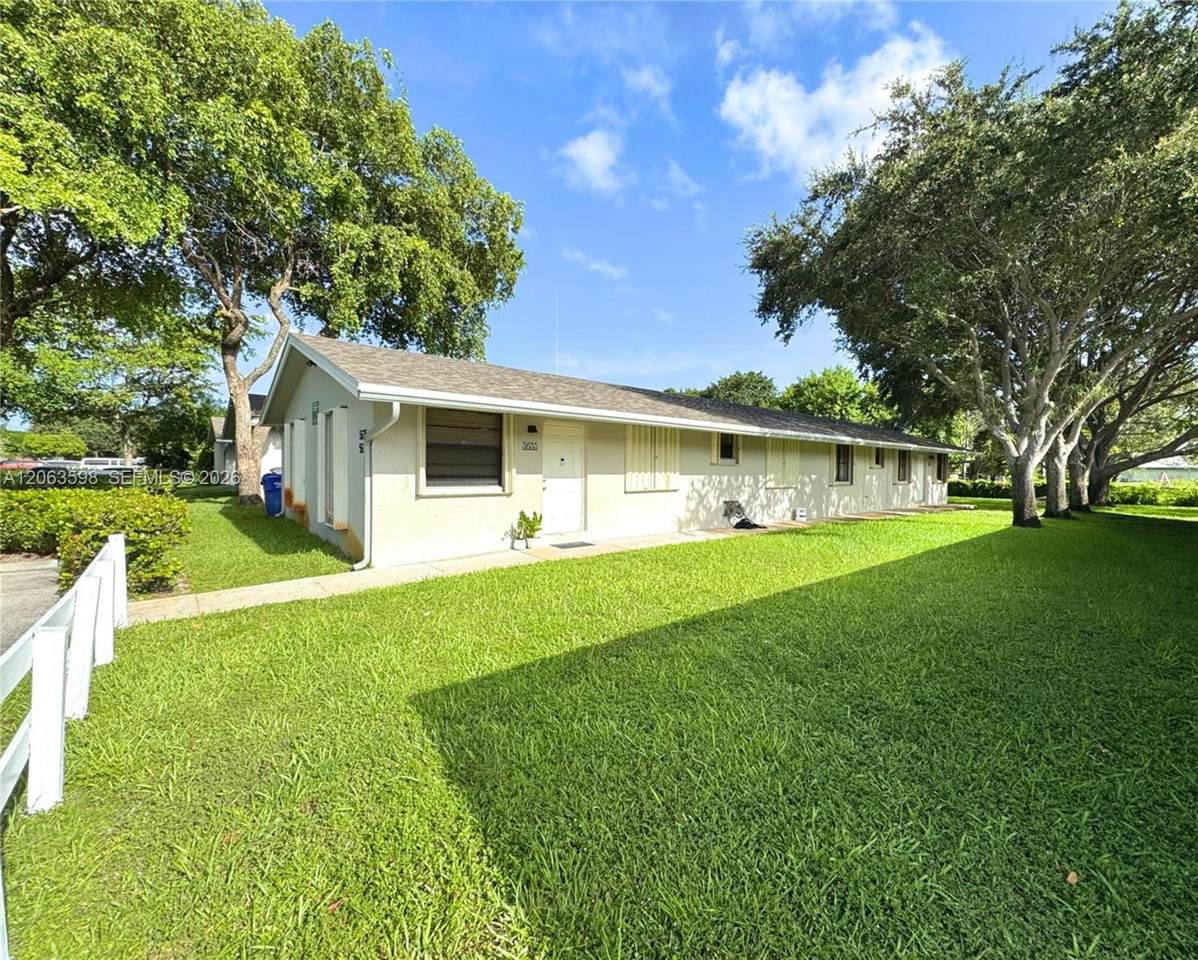 5637 Taft St - Photo 1