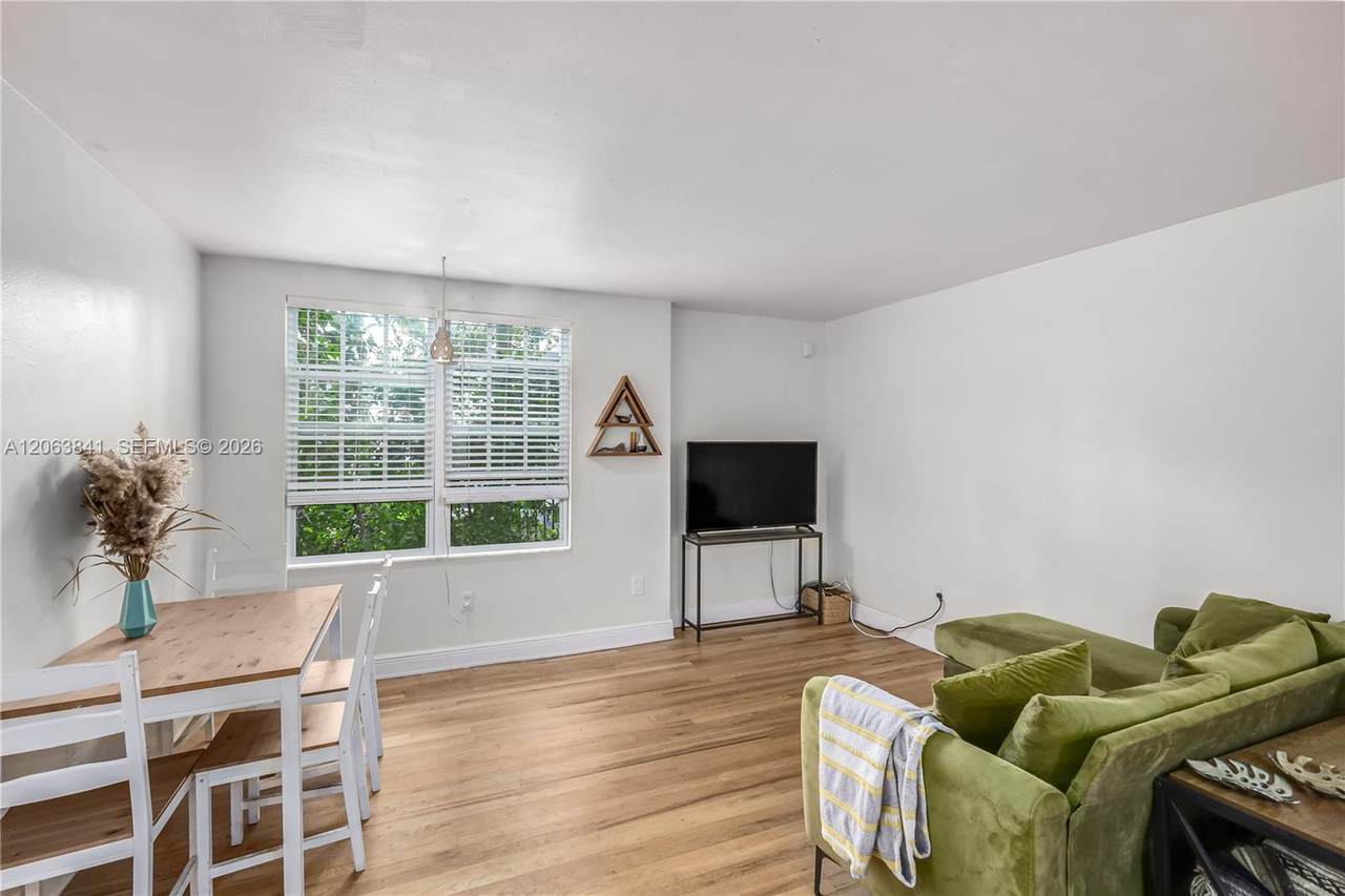 932 7th St - Photo 1