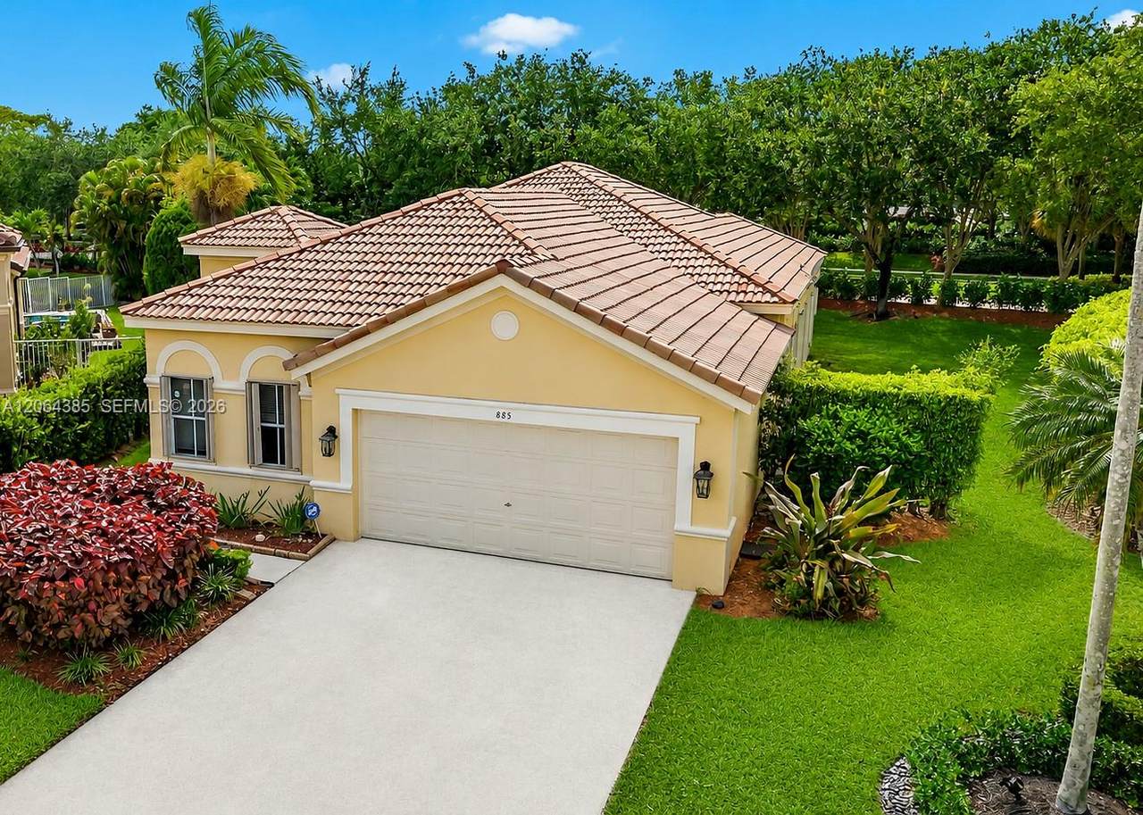 885 Tanglewood Cir - Photo 1