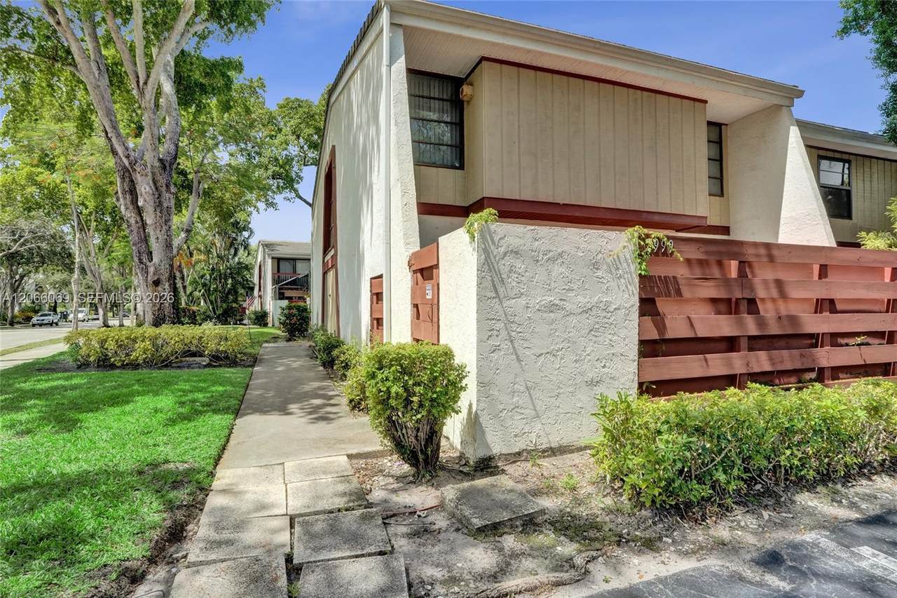 2999 Lakewood Ln - Photo 1