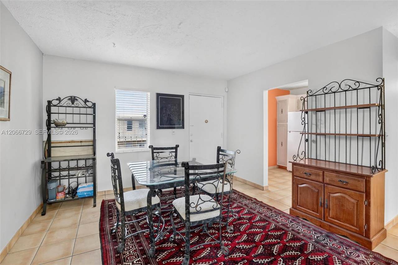 2811 Somerset Dr - Photo 1