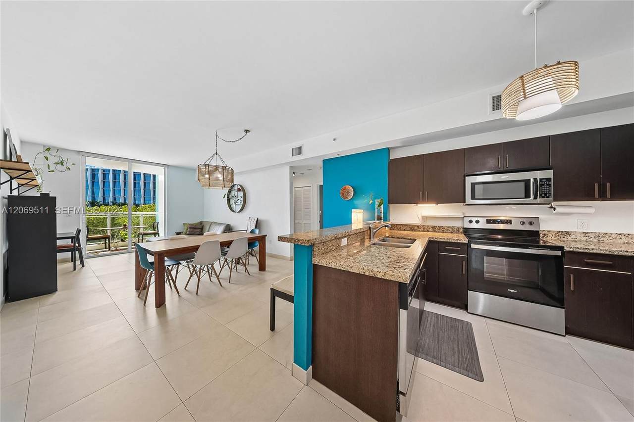 2020 Prairie Ave - Photo 1