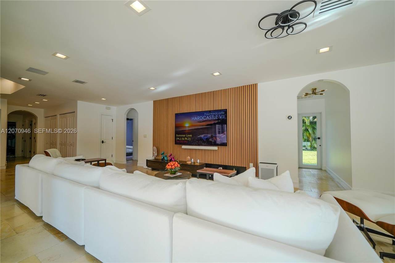 https://bt-photos.global.ssl.fastly.net/miami/1280_boomver_1_A12070946-2.jpg