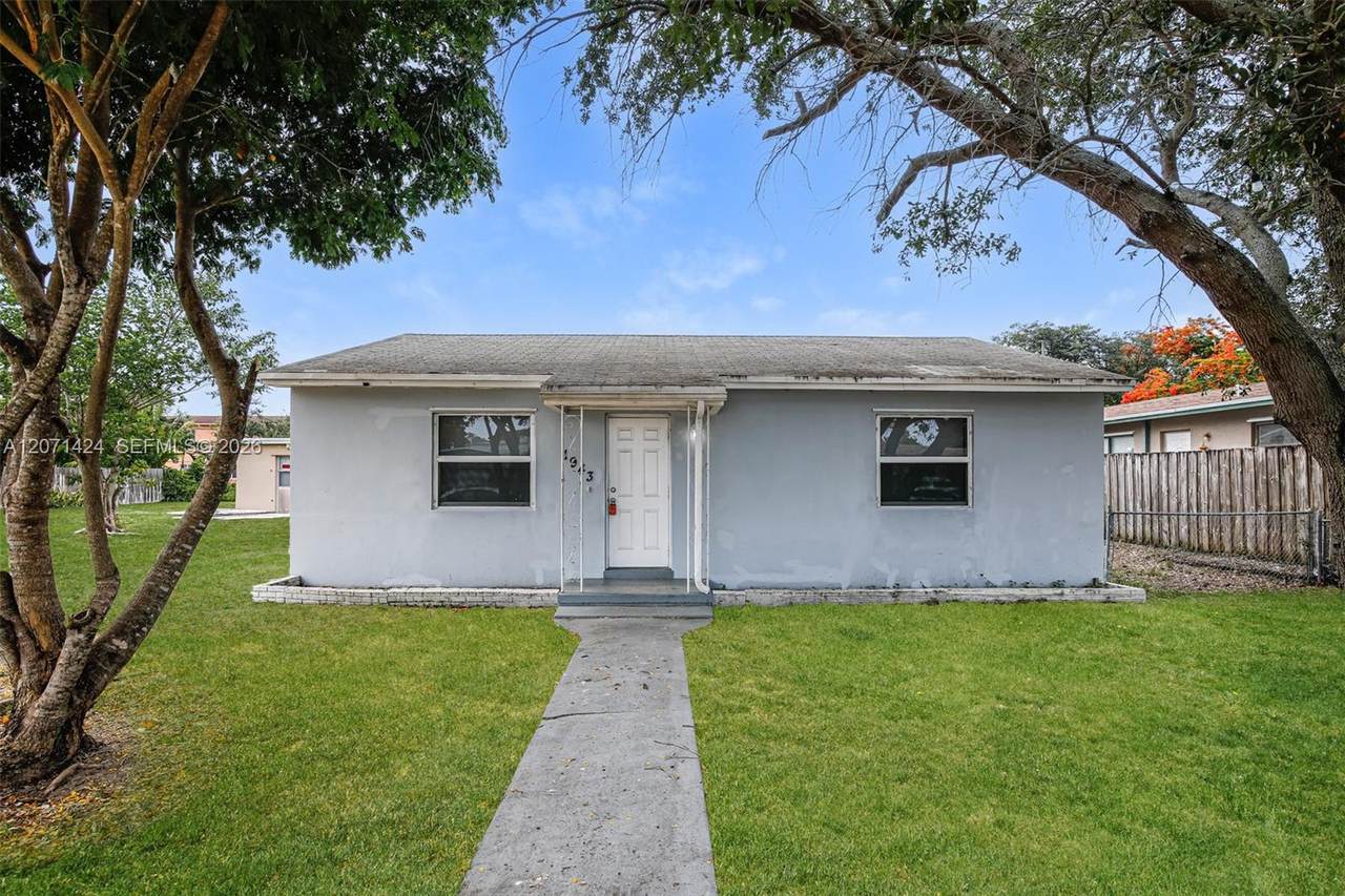 1943 Thomas St - Photo 1
