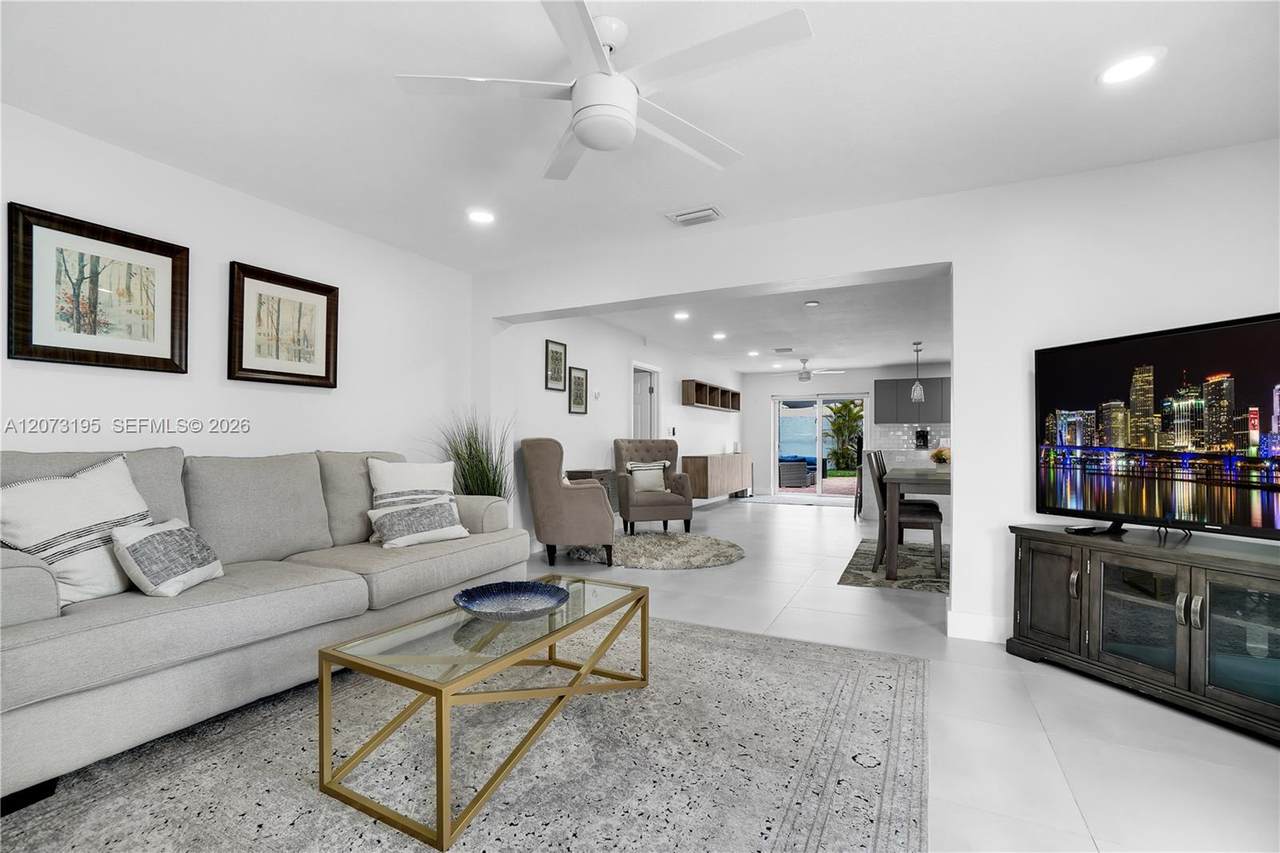 617 30th Ct - Photo 1