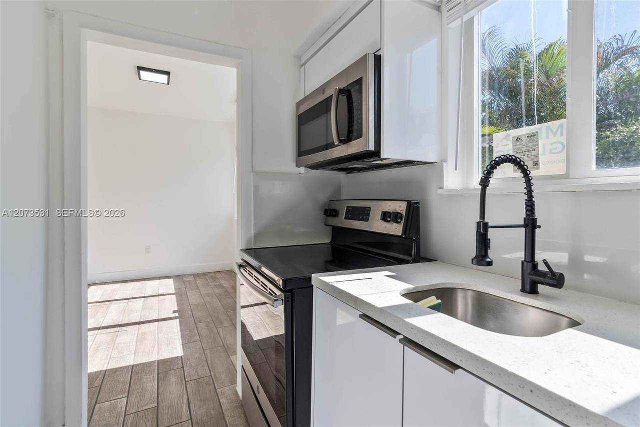 2190 14th Ter - Photo 1