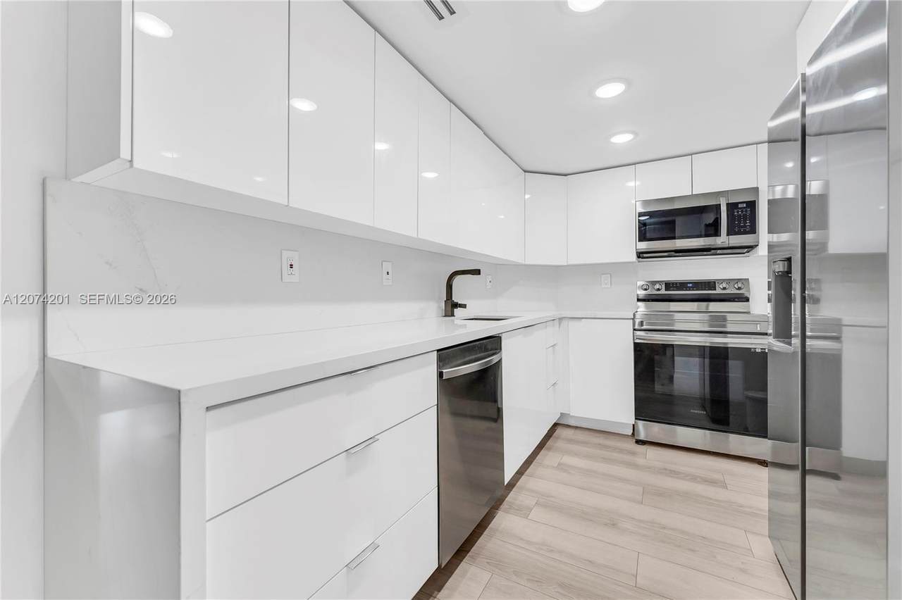 300 Bayview Dr - Photo 1