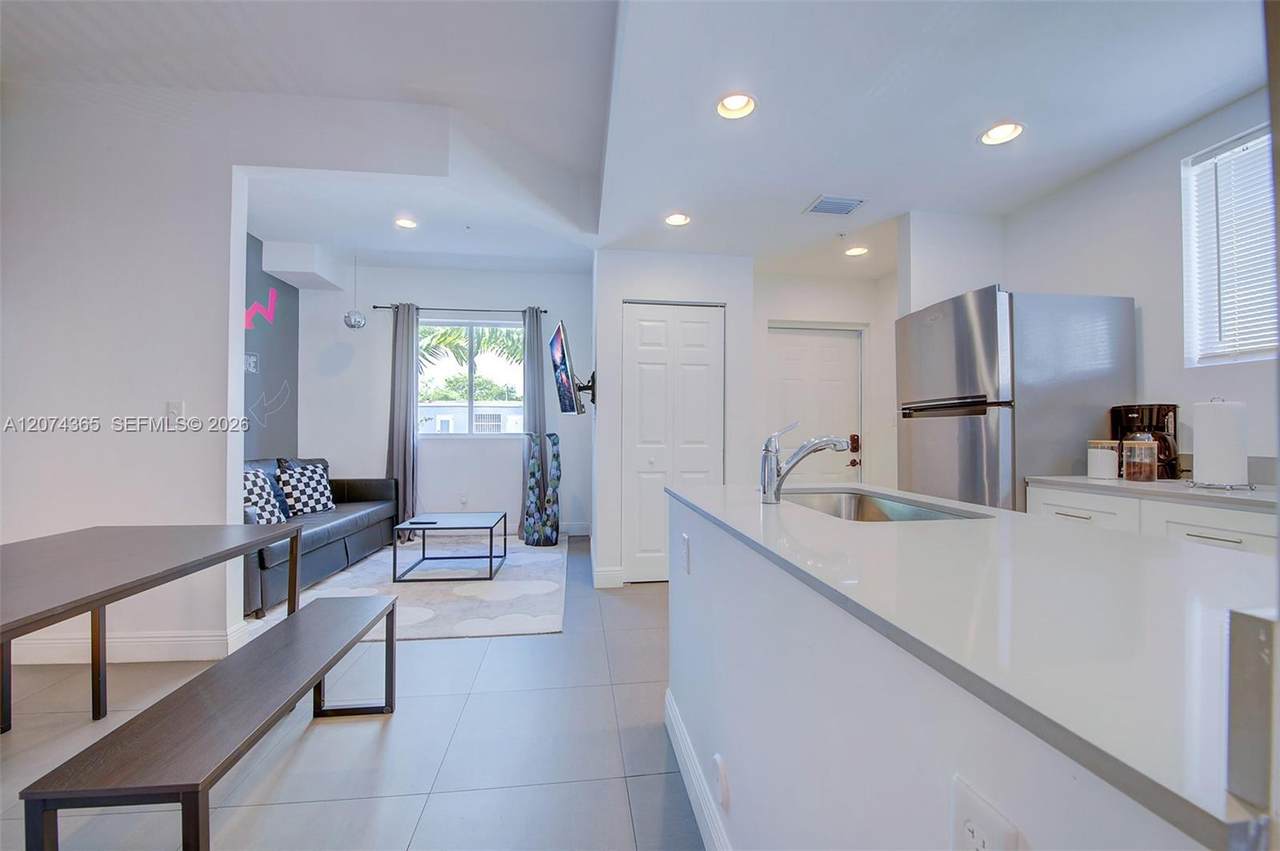 346 35th St - Photo 1