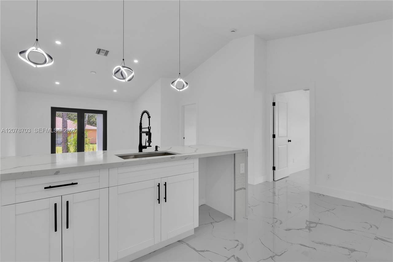 104/106 Hightower Ave S - Photo 1
