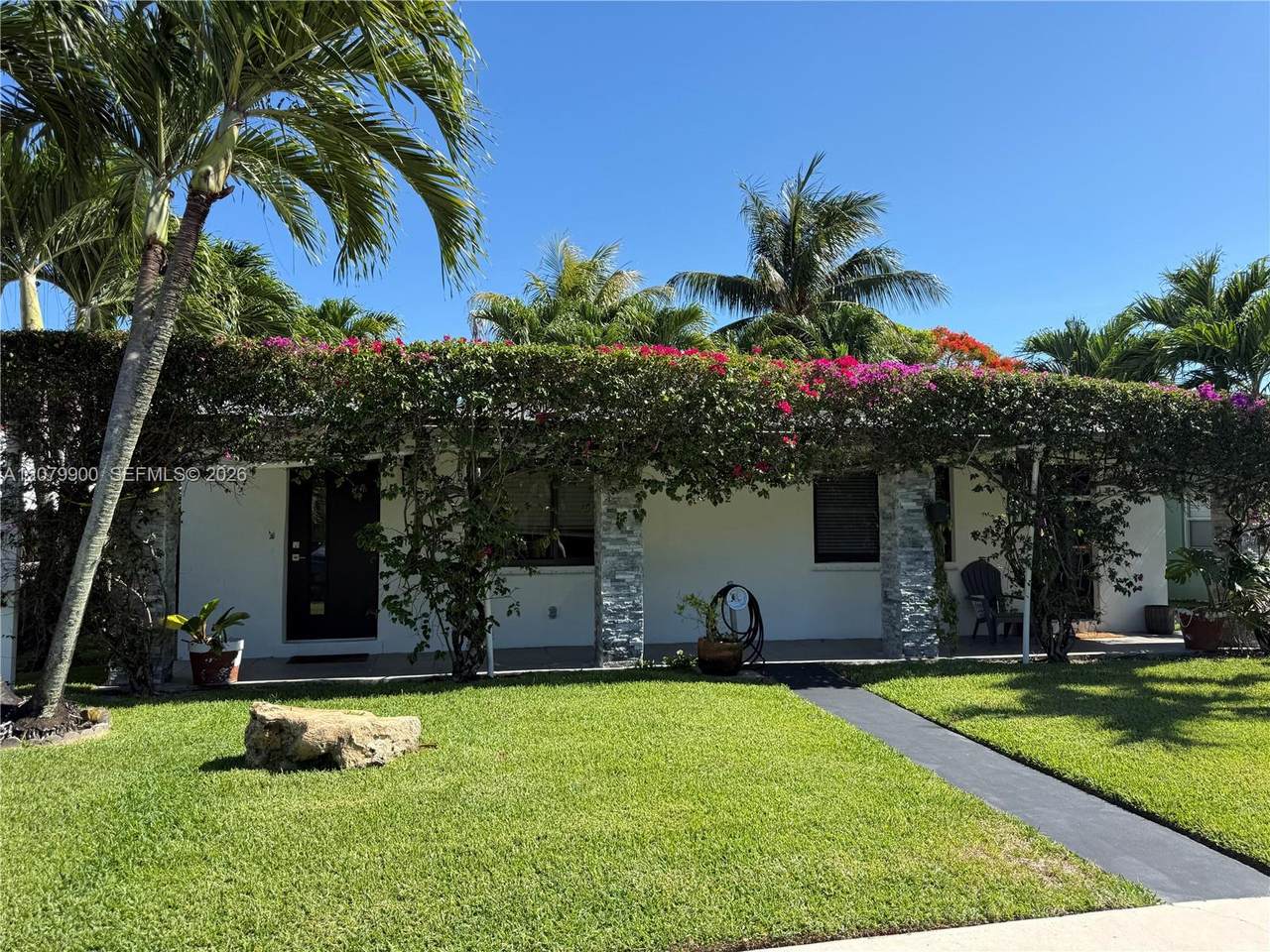 612 Drew St - Photo 1