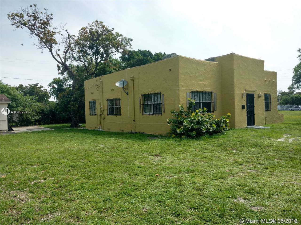 921 Superior St - Photo 1