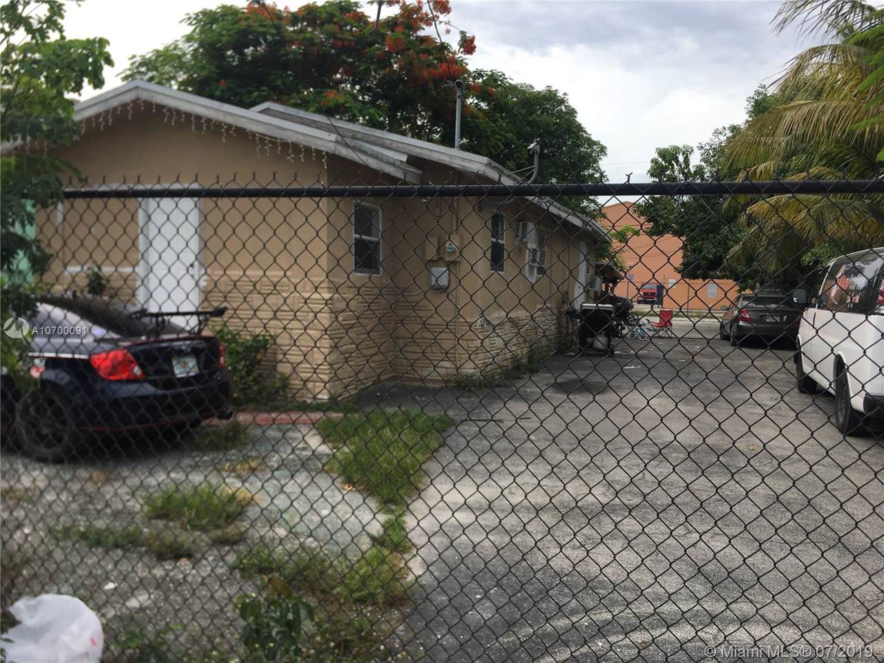 853 29th Ter - Photo 1