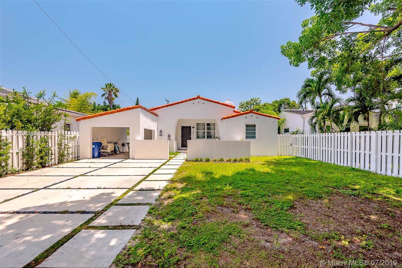 540 50th St - Photo 1
