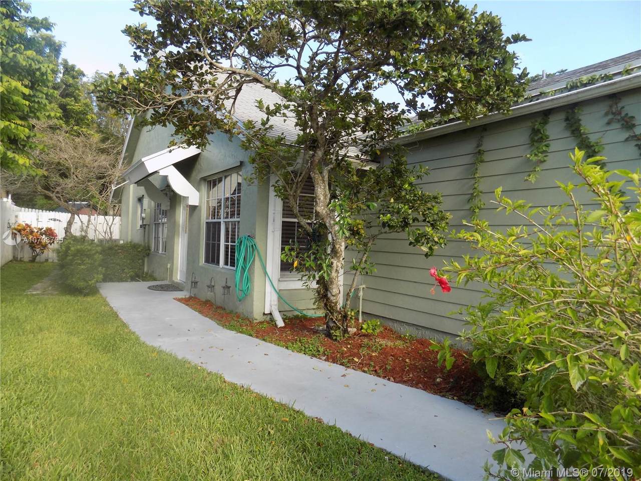 940 111th Way - Photo 1