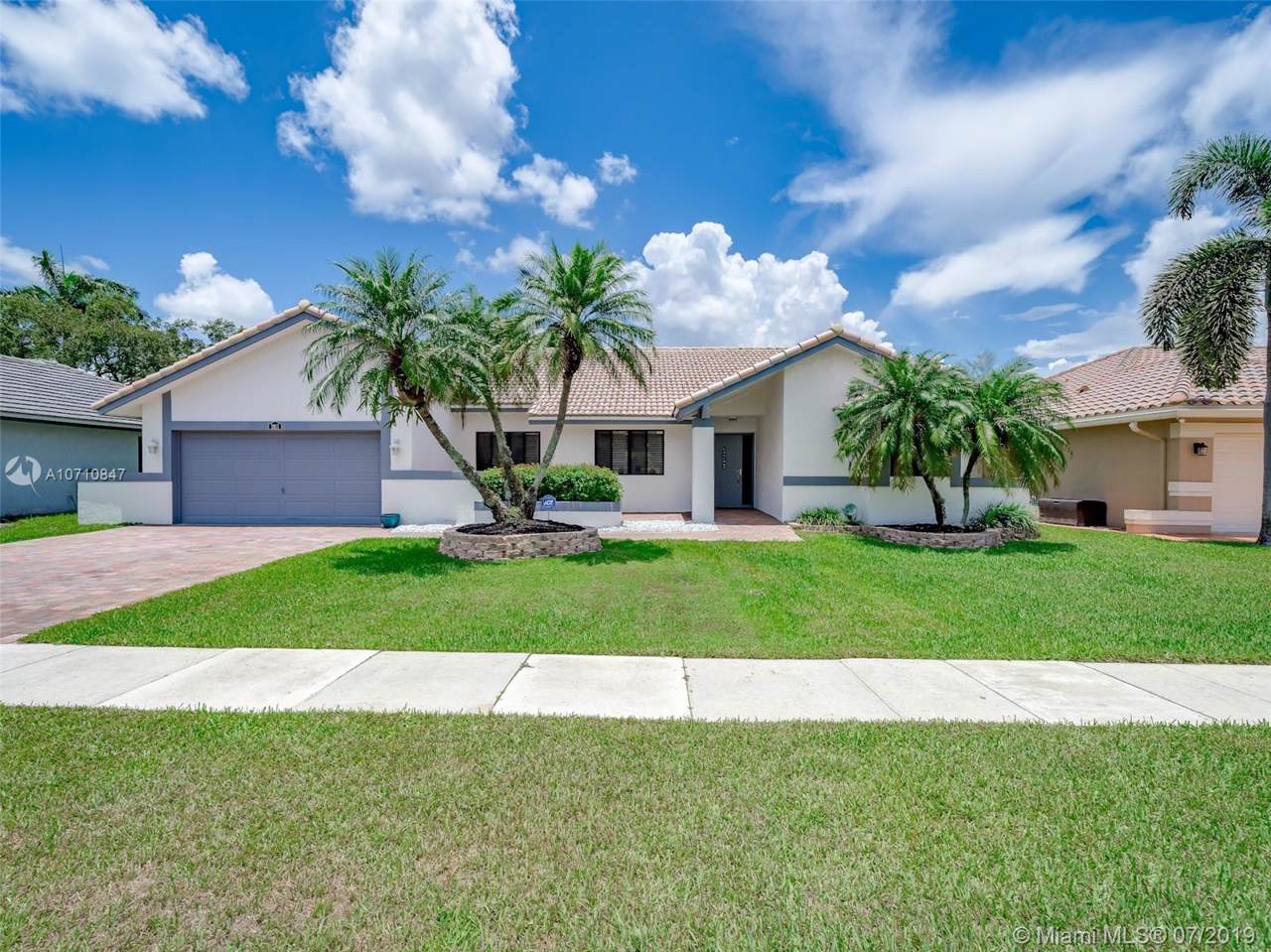 1911 Oak Knoll Cir - Photo 1