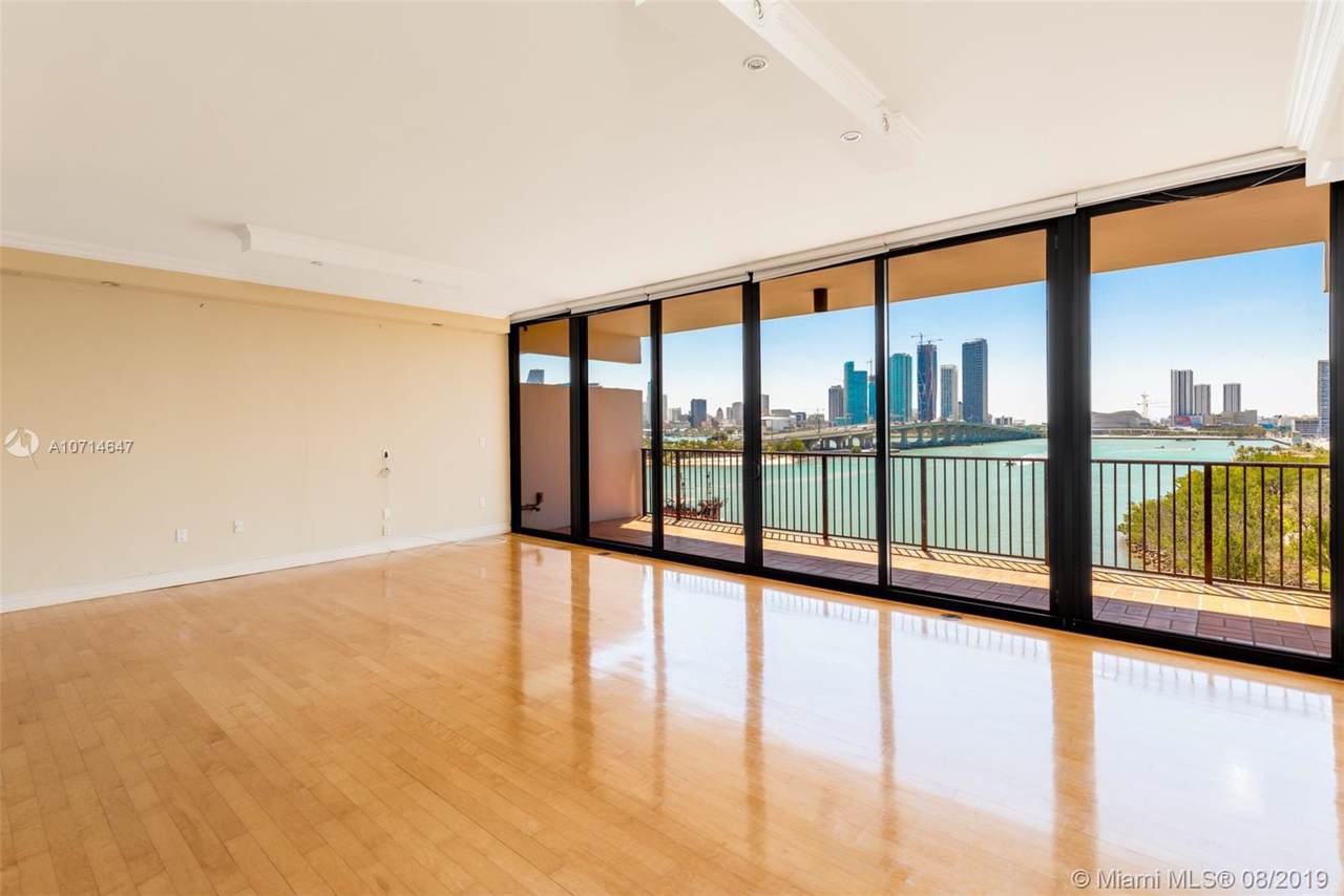 1000 Venetian Way - Photo 1 1000 Venetian Way - Photo 1