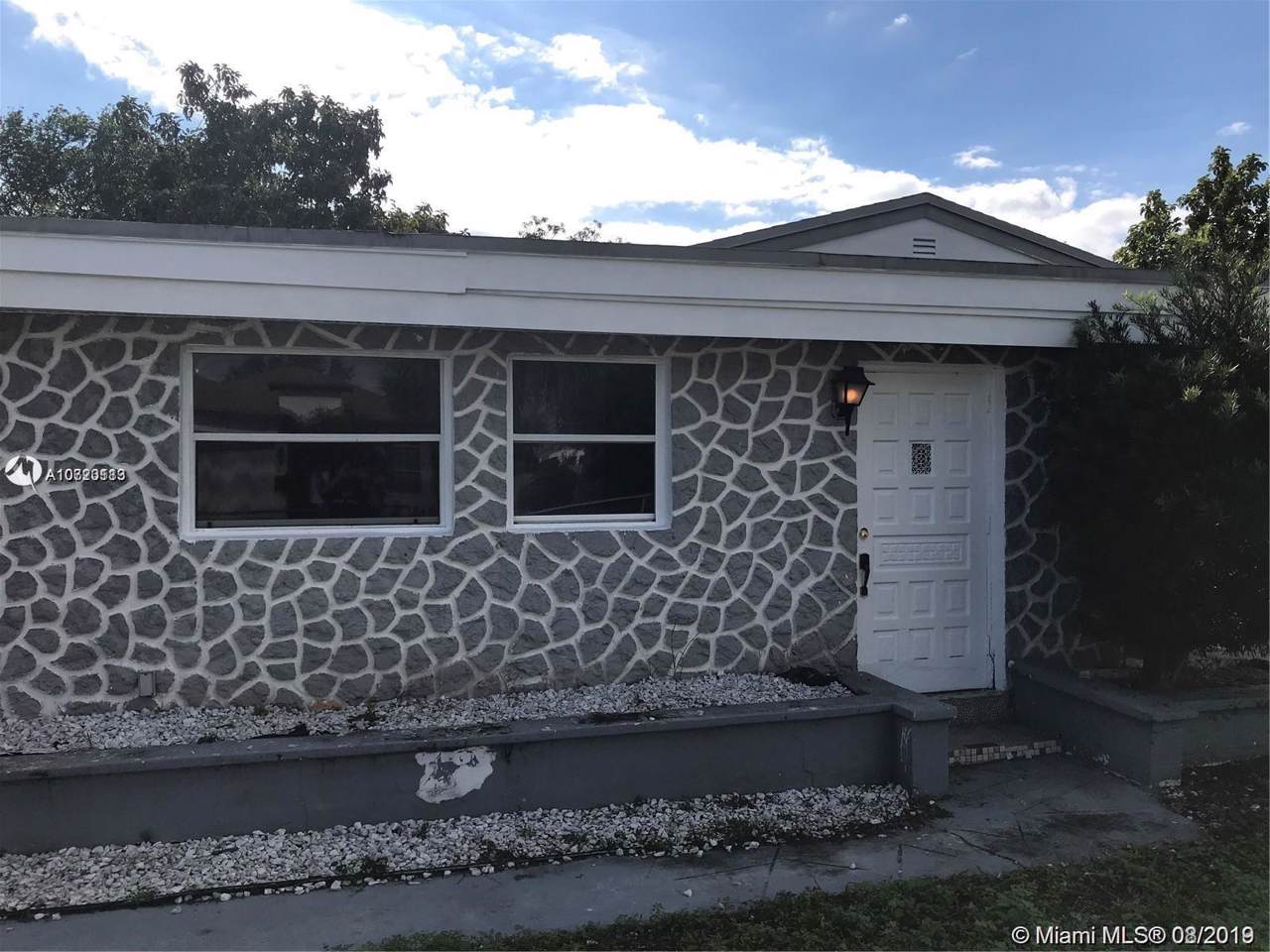 709 4th St - Photo 1