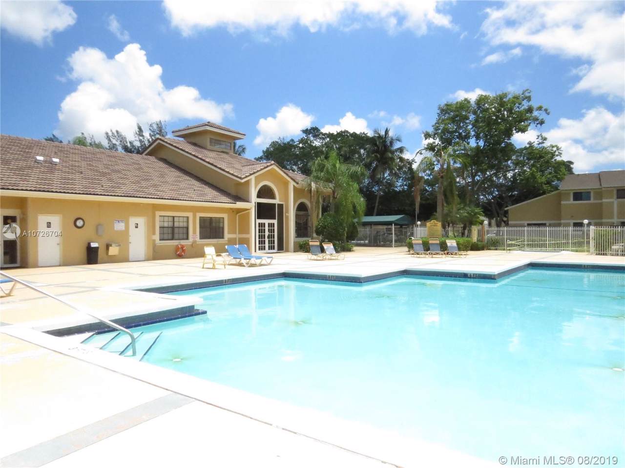 200 Palm Cir W - Photo 1