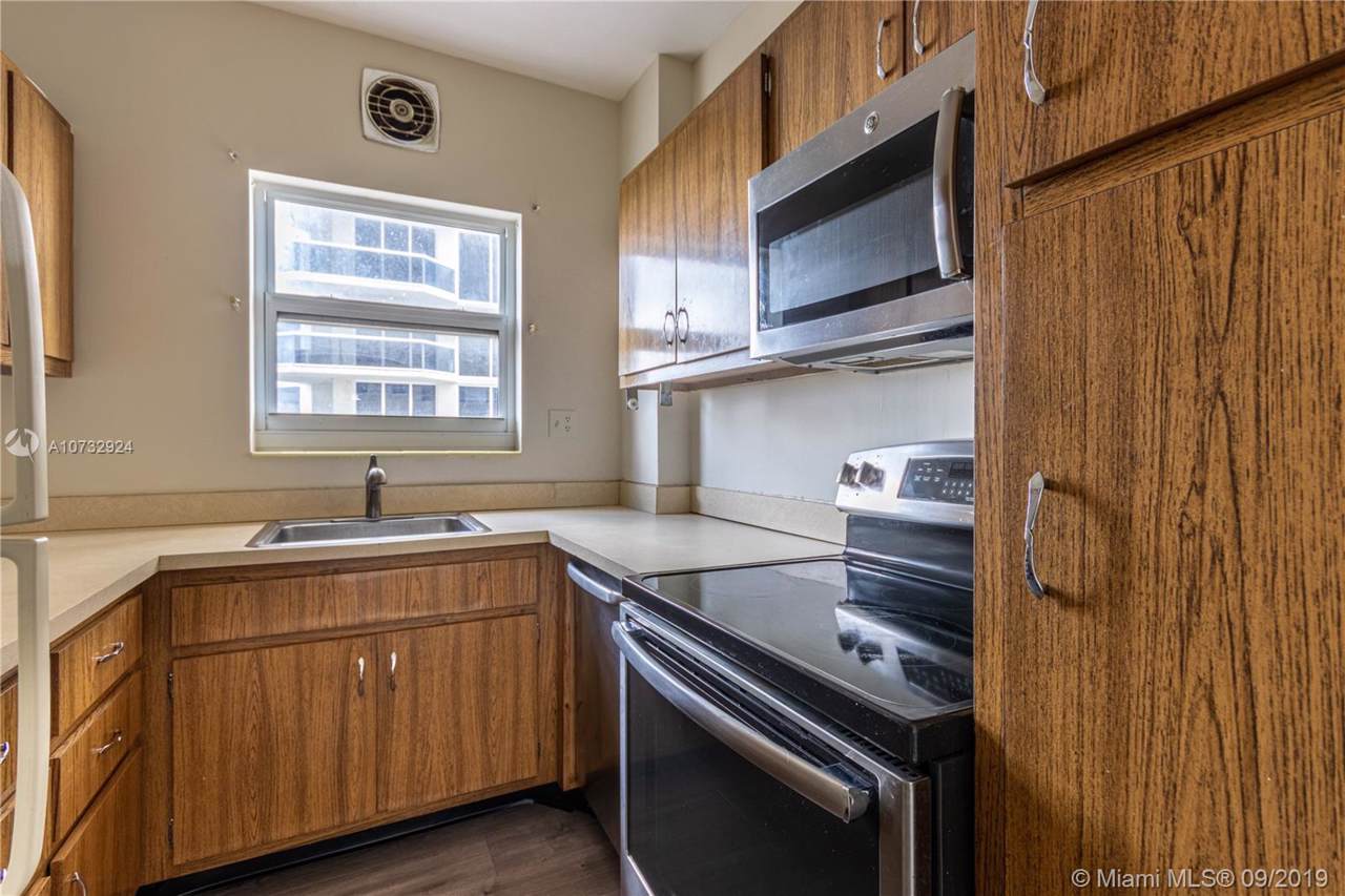 4747 Collins Ave - Photo 1