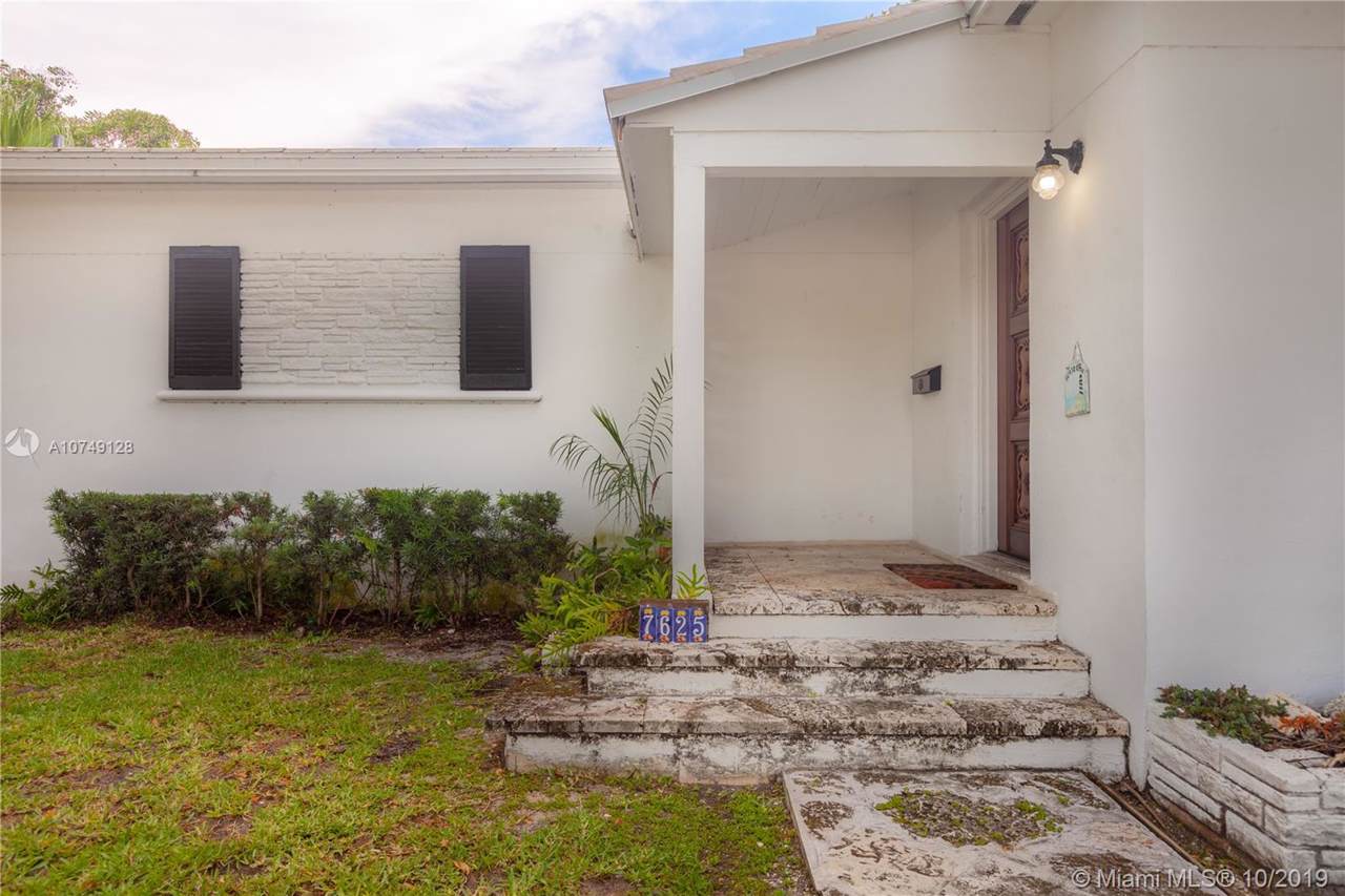 7625 7th Ct - Photo 1