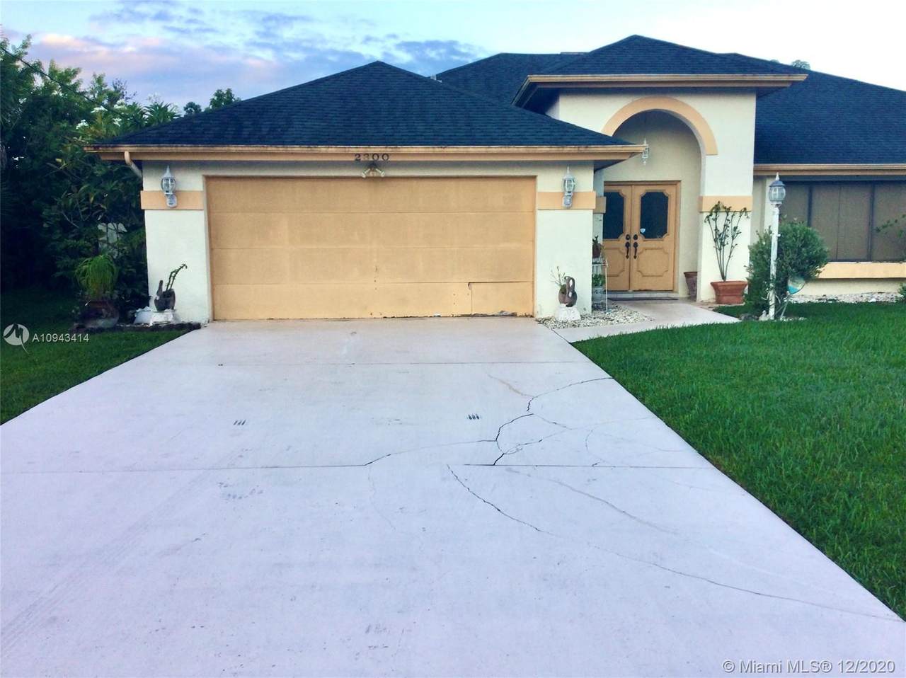 2300 Monterrey Ln - Photo 1