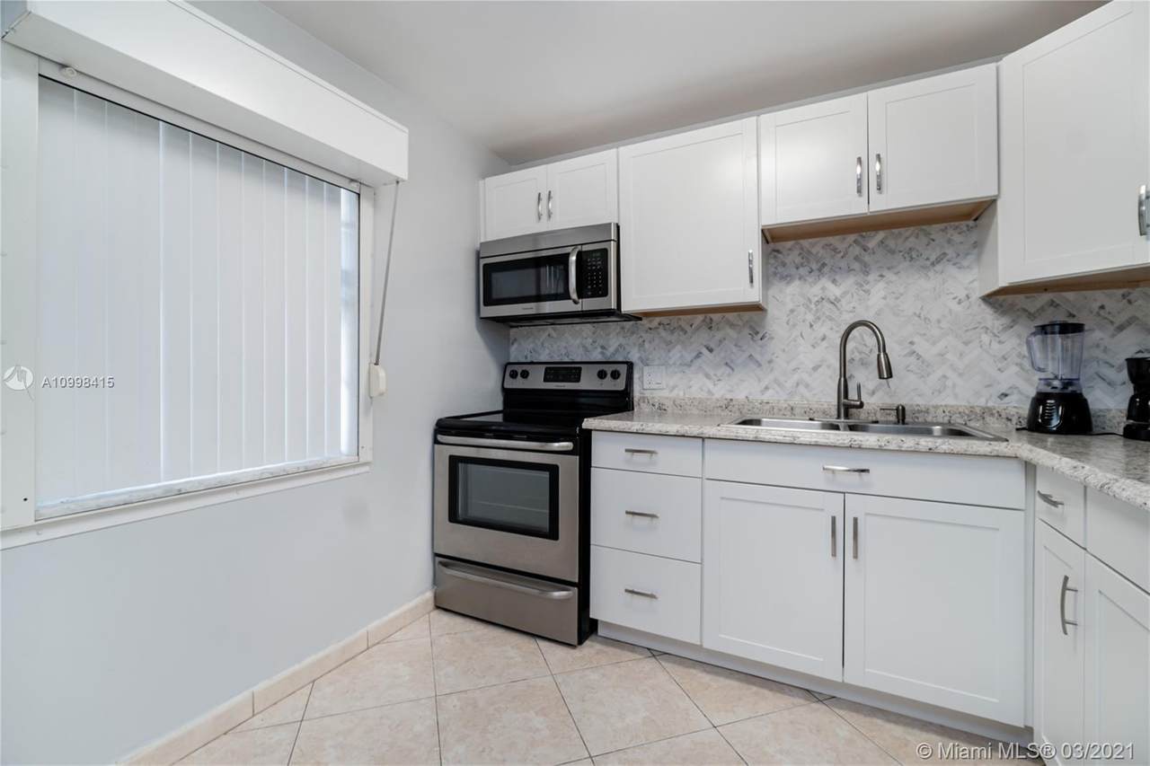 1040 Country Club Dr - Photo 1