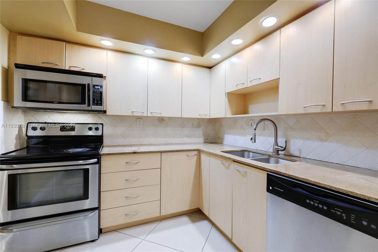 20200 Country Club Dr - Photo 1