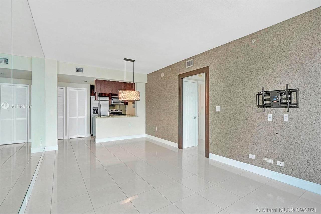 275 18th St - Photo 1