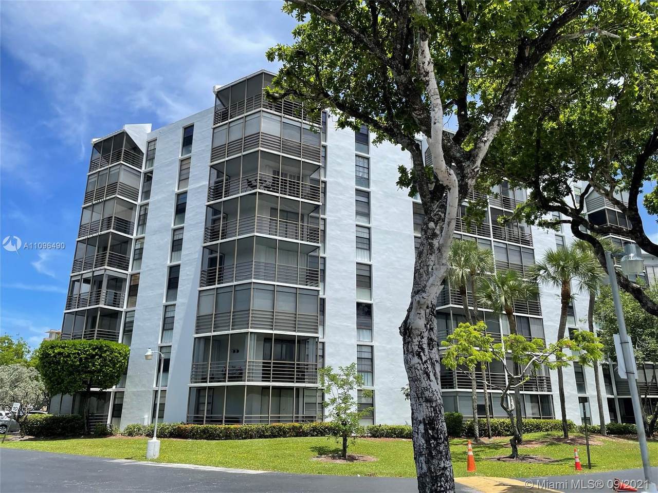 20500 Country Club Dr - Photo 1