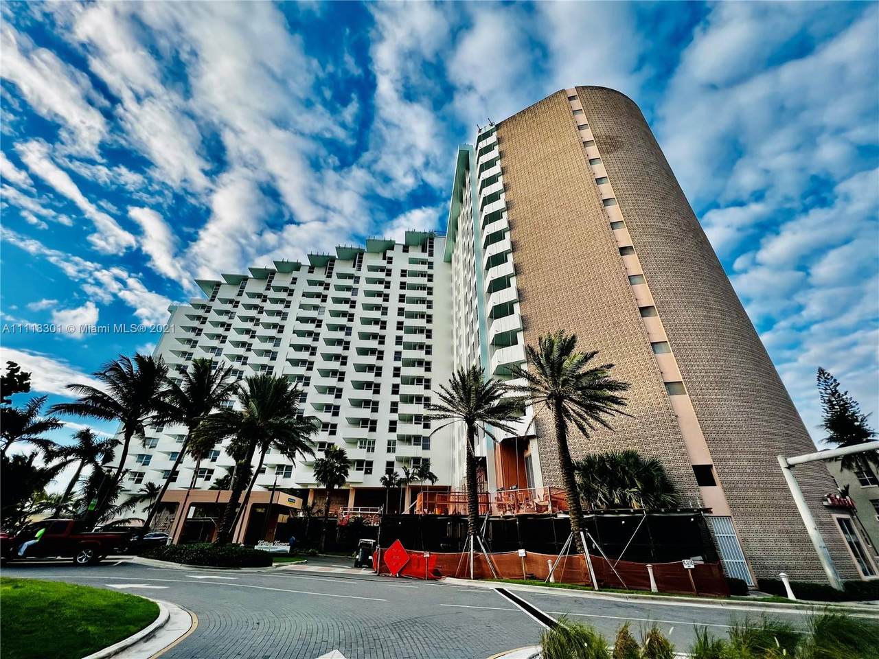 2899 Collins Ave - Photo 1
