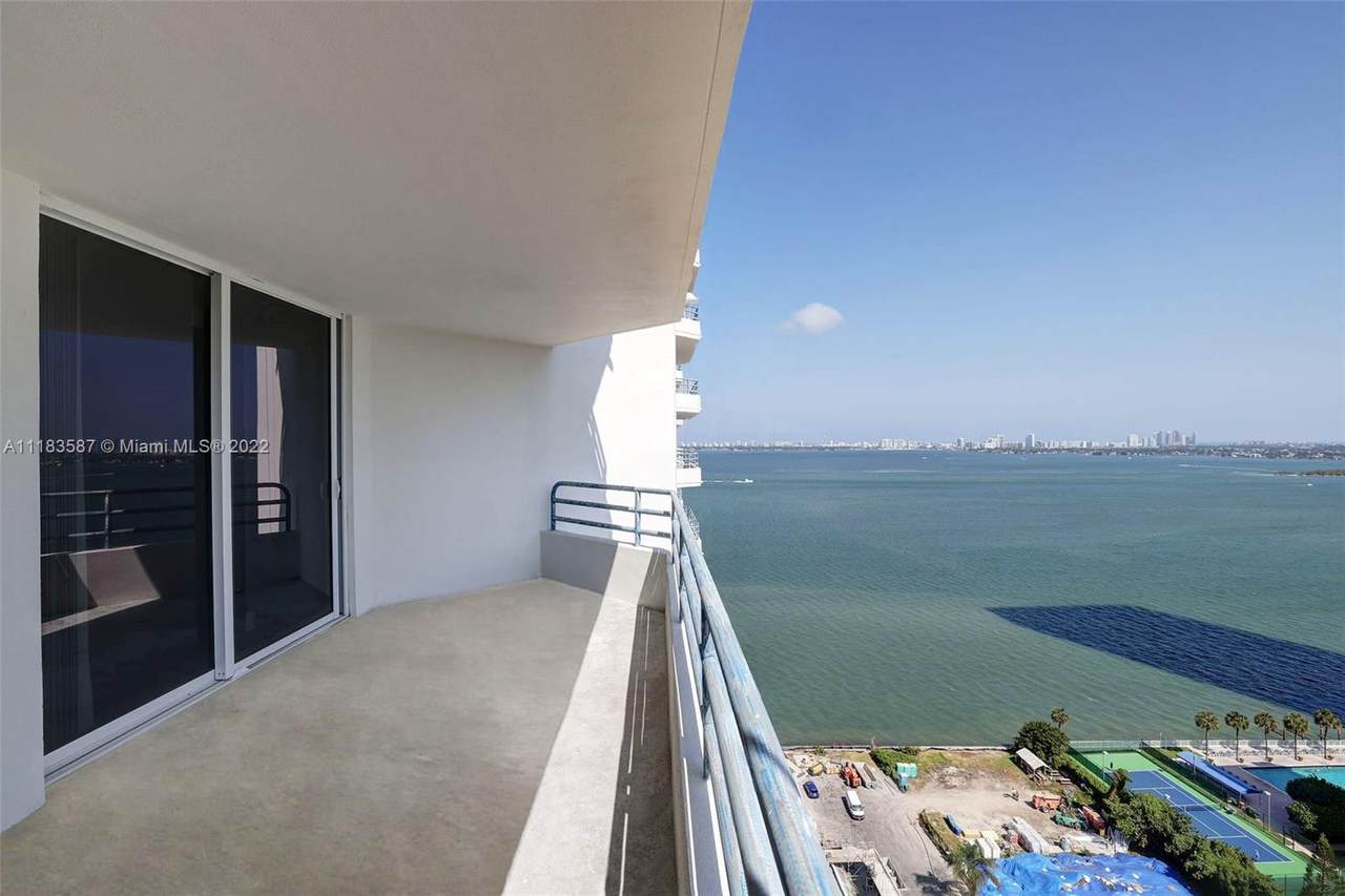555 34th St - Photo 1