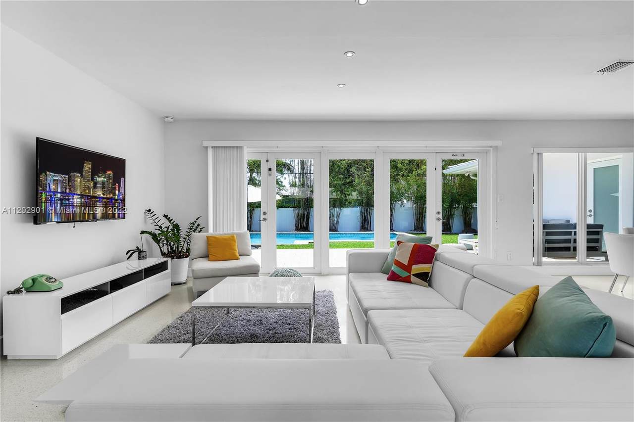 952 Hollywood Blvd - Photo 1