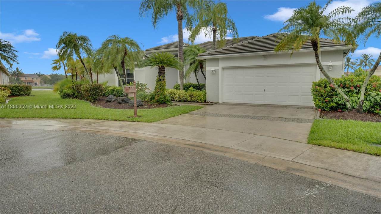 520 Montclaire Dr - Photo 1