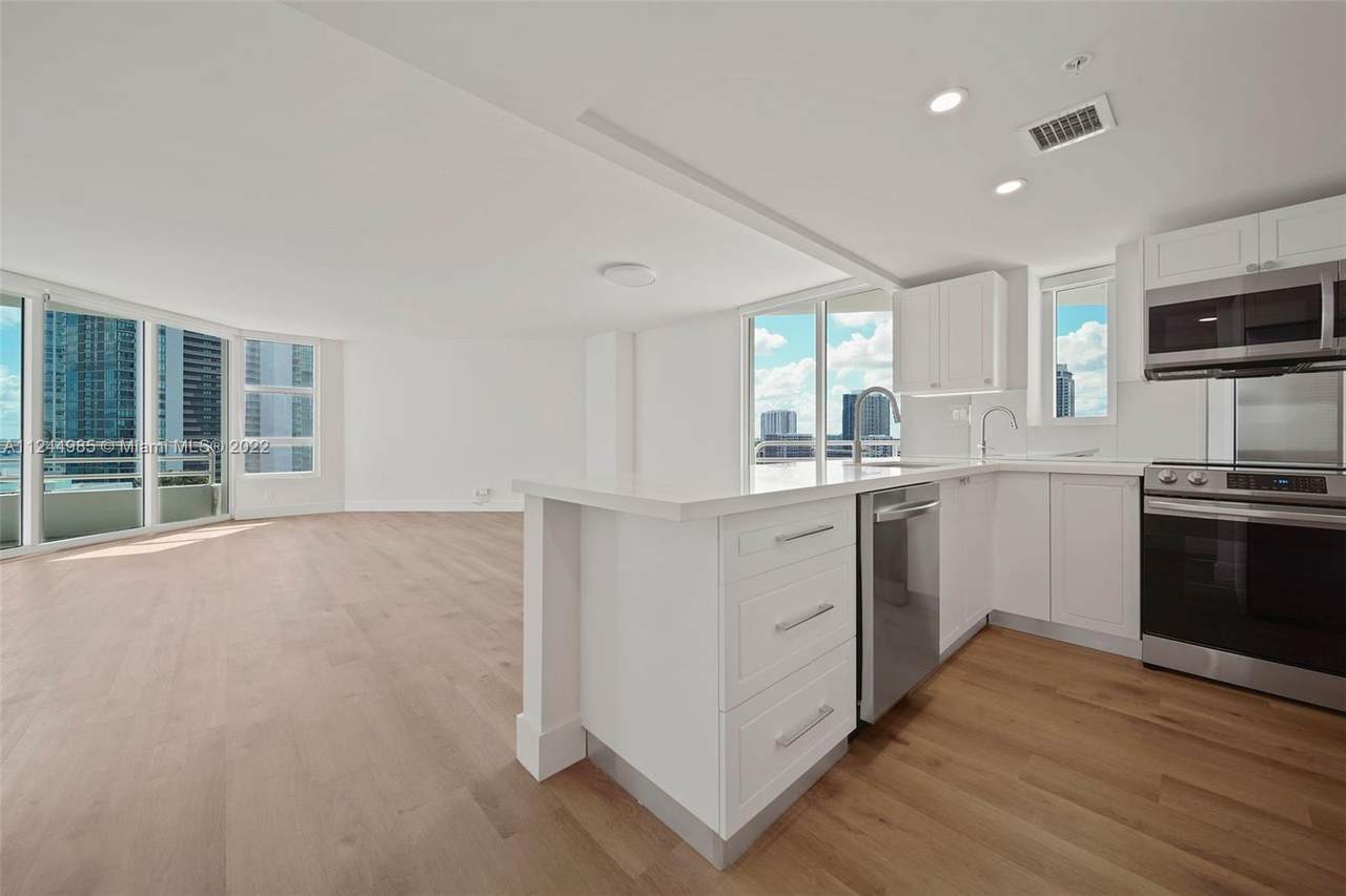 555 34th St - Photo 1